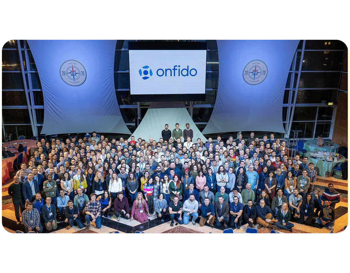 Una foto aziendale di Onfido con centinaia di dipendenti.